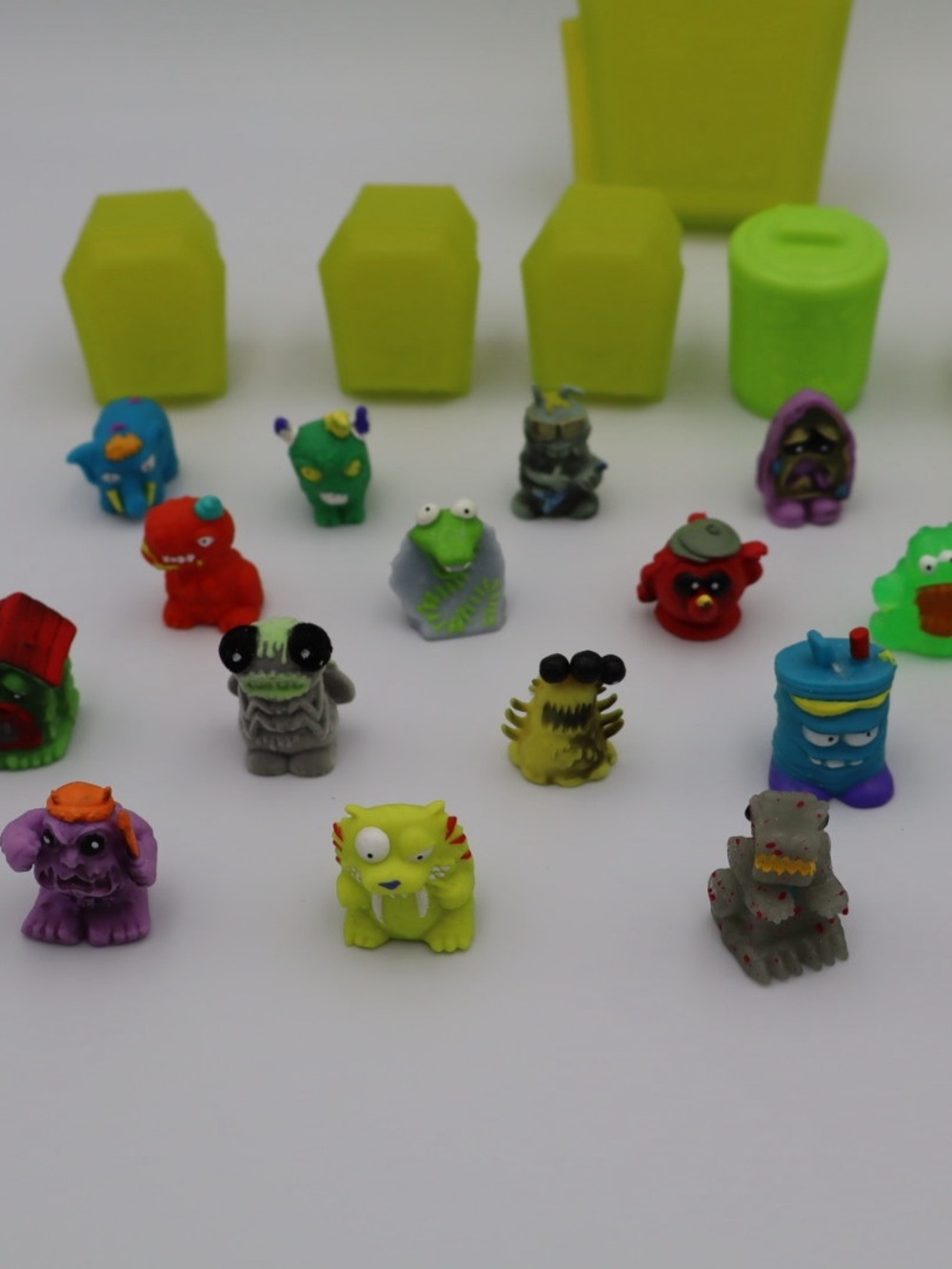 The Trash Pack Series lot of 22 Trashies Moose mini figures - Picture 3 of 10